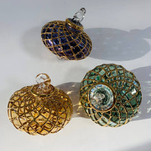 Load image into Gallery viewer, Dandarah (Ships from USA) - Blown Glass Small Ornament - Diamond Toupie: Purple