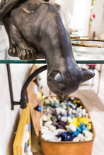 Load image into Gallery viewer, Cat Peering Over Edge Figure