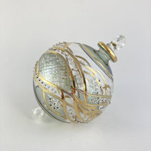 Load image into Gallery viewer, Dandarah (Ships from USA) - Blown Glass Ornament - Garland Green